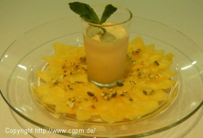 Ananas Carpaccio mit Chili-Minze-Eis
