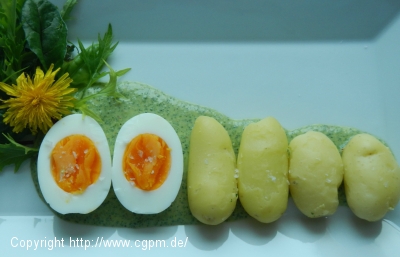 Grüne Sauce mit kleinen Kartoffeln und wachs-weichem Ei