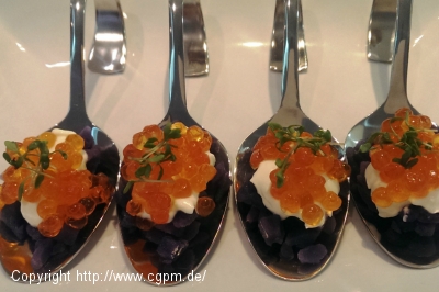 Lachskaviar auf violetten Kartoffeln