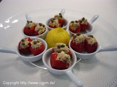 Tomaten oder Pepperoni gefüllt mit Thunfisch