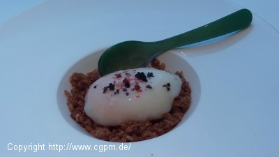 Sous Vide gegarte Eier auf geröstetem Roggenbrot mit rosa Pfeffer und schwarzem Salz
